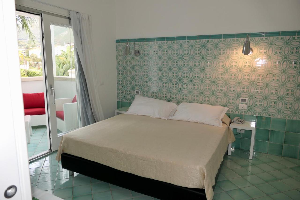 Ganimede Hotel Sperlonga Bagian luar foto